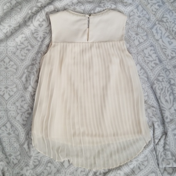 Jennifer Lopez cream sleeveless top - Picture 2 of 5